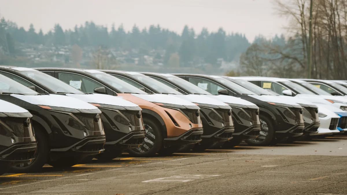 Bir otoparkta sıralanmış araçlar