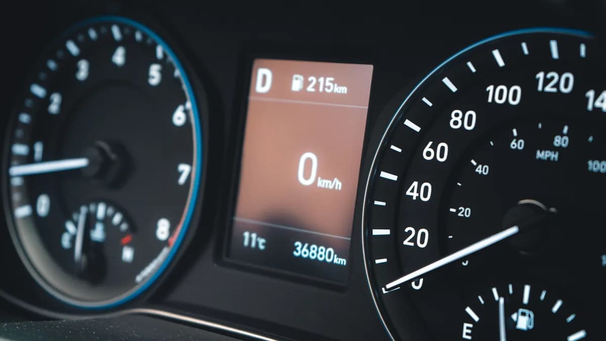 Kilometre bilgisini gösteren araç gösterge paneli