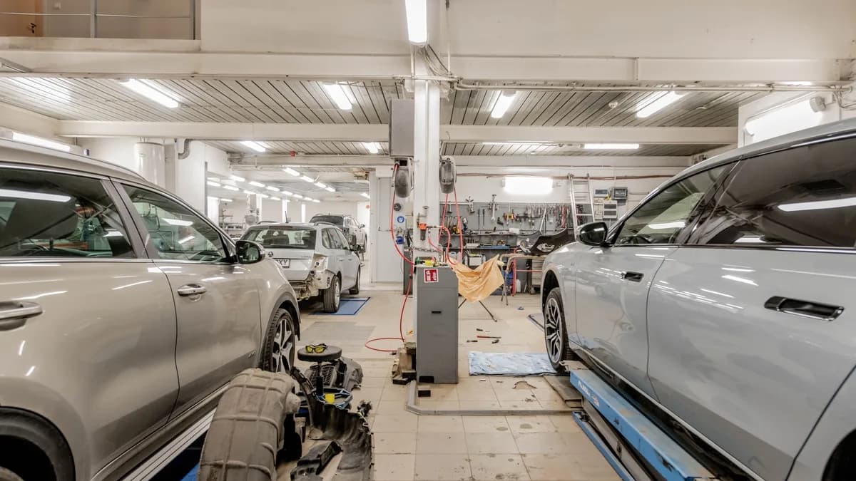 Araçların bakımdan geçtiği bir servis atölyesi